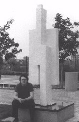 Guy Giard devant la scupture au
Parc Rembrandt, Montreal, Canada